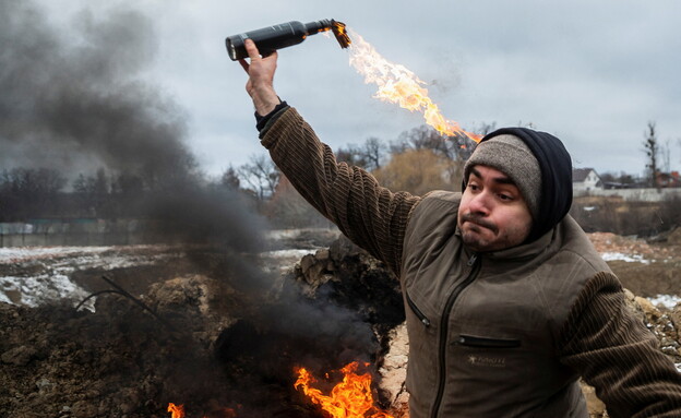 אוקראינים מתאמנים בשימוש בבקבוקי תבערה, זהו הנשק העיקרי כאן (צילום: רויטרס)