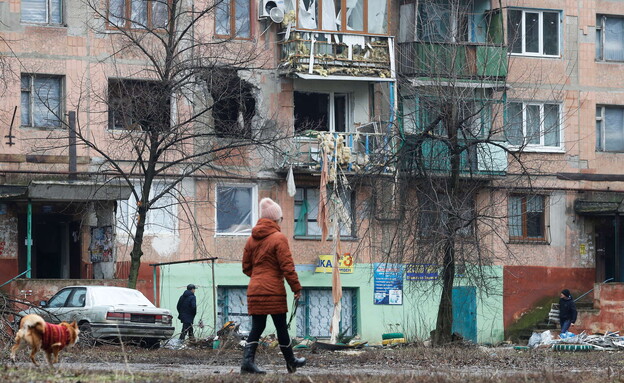 מלחמת רוסיה-אוקראינה: בניין מגורים באזור דונייצק שנפגע מהפגזות (צילום: רויטרס)