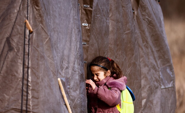 ילדה במחנה פליטים זמני בגבול פולין (צילום: רויטרס)