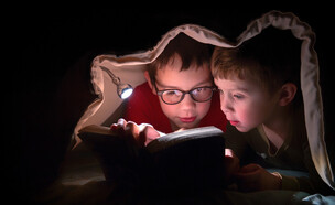 ילדים קוראים ספר (צילום: shutterstock | EvgeniiAnd)