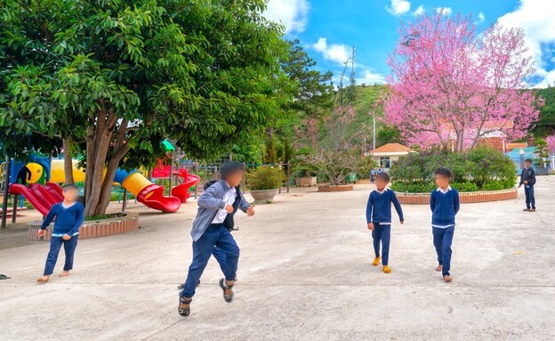 ילדים משחקים בחצר בית הספר (צילום: shutterstock)