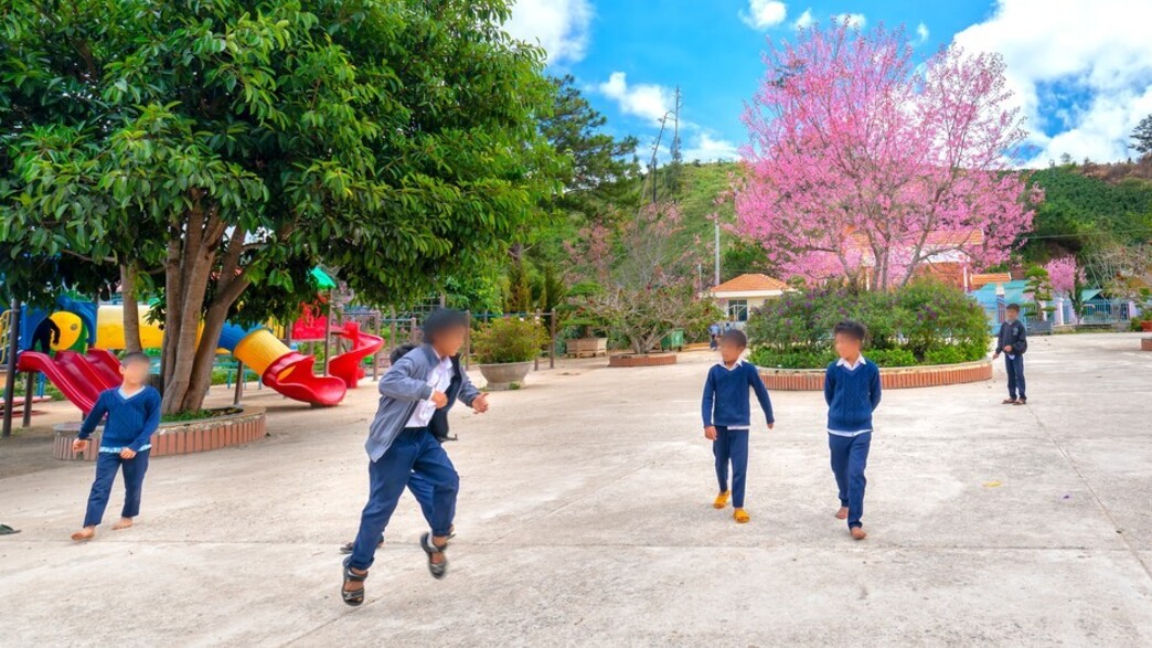 ילדים משחקים בחצר בית הספר