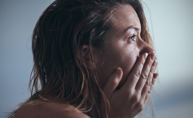 אמא בוכה (צילום: Marjan Apostolovic, Shutterstock)