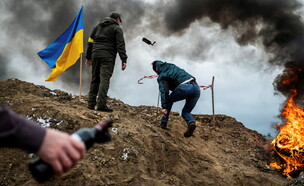אזרחים אוקראינים  משליכים בקבוקי תבערה (צילום: רויטרס)
