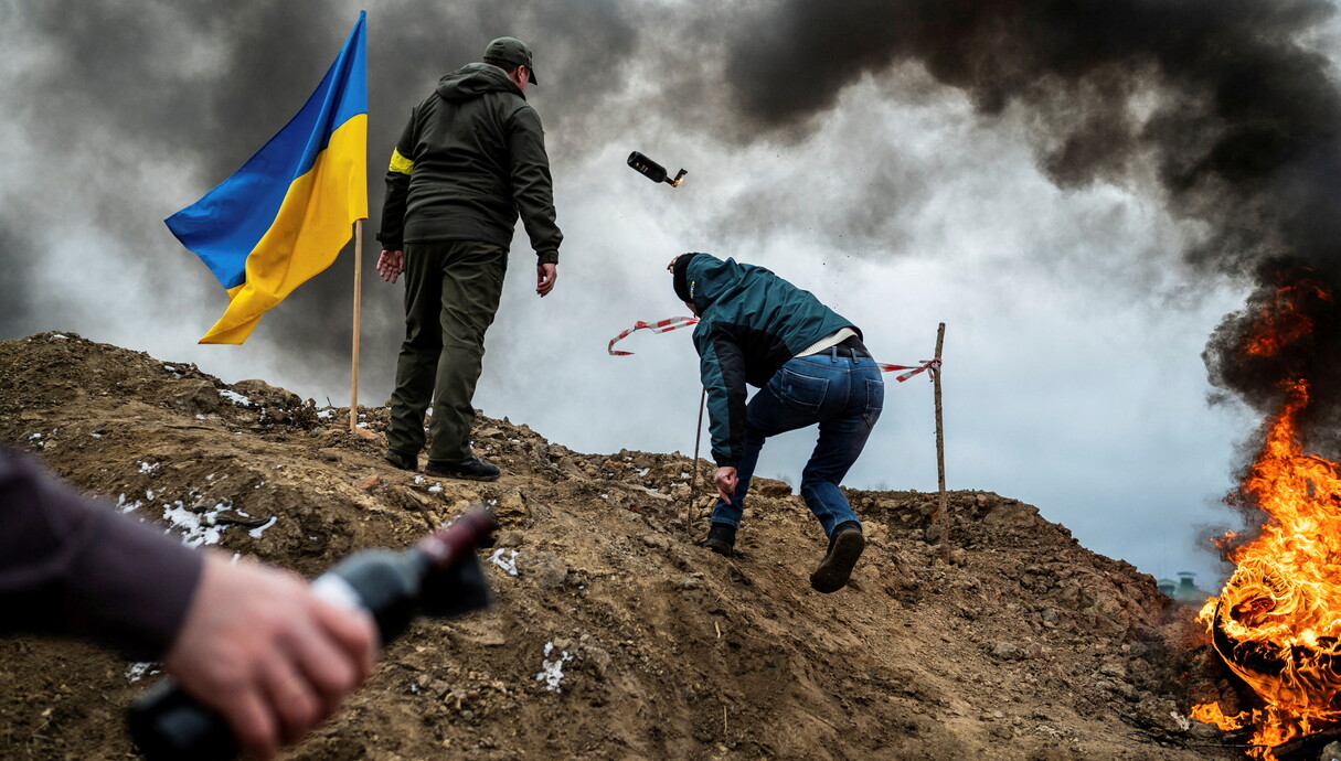אזרחים אוקראינים  משליכים בקבוקי תבערה (צילום: רויטרס)
