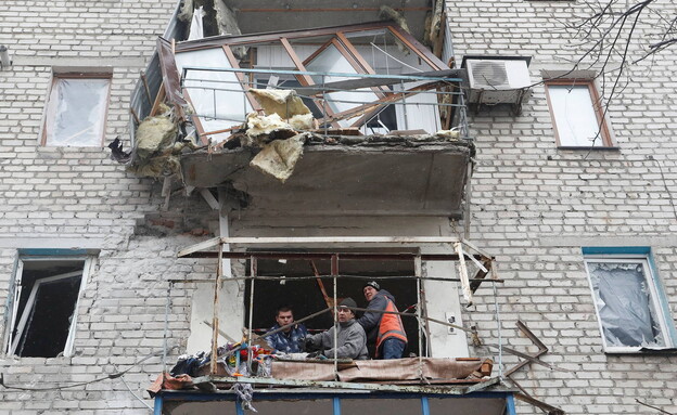 מלחמת רוסיה-אוקראינה: בניין שנפגע מפגז באזור דונייצק  (צילום: רויטרס)