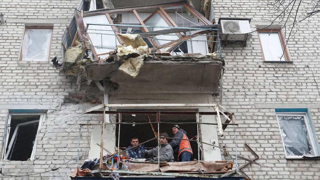 מלחמת רוסיה-אוקראינה: בניין שנפגע מפגז באזור דונייצק מלחמת רוסיה-אוקראינה: בניין שנפגע מפגז באזור דונייצק