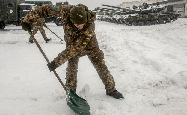חיילים אוקראינים בשלג (צילום: AP)