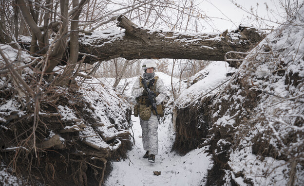 חיילים אוקראינים בשלג (צילום: AP)