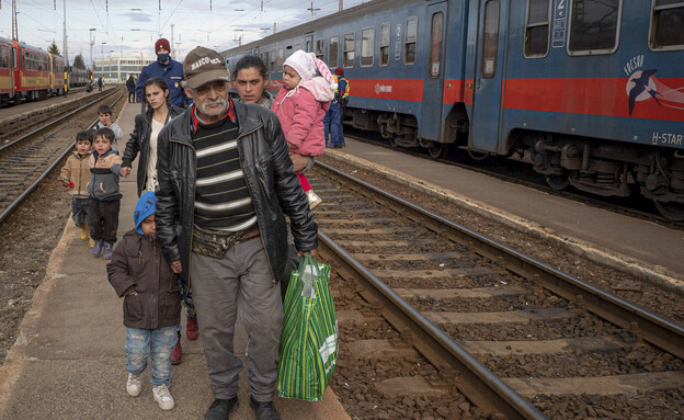 פליטים מאוקראינה בתחנת רכבת בהונגריה (צילום: AP)