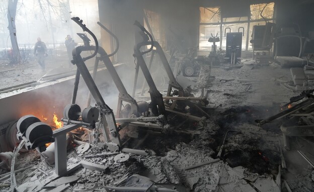 מלחמת רוסיה-אוקראינה: מכון כושר שהופצץ בקייב (צילום: AP)