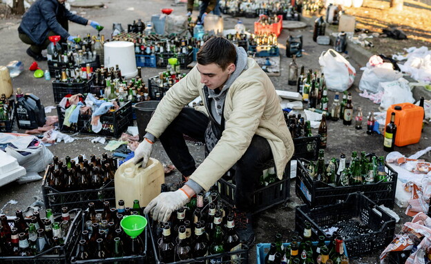אוקראינים מכינים בקבוקי מולוטוב (צילום: reuters)