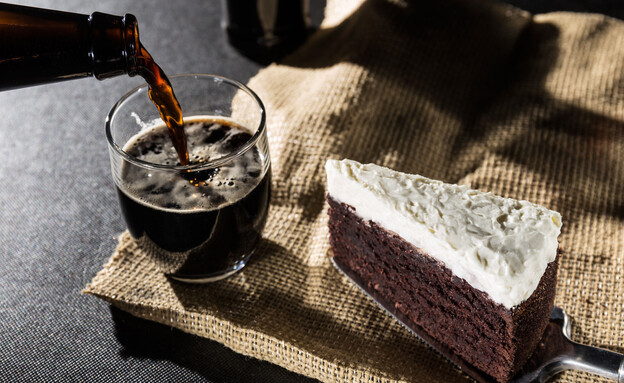עוגה ובירה (צילום: shutterstock by JCDphoto)