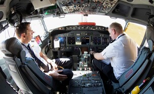 טייסים בקוקפיט (צילום: Matt Leane, shutterstock)