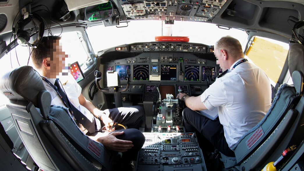 טייסים בקוקפיט (צילום: Matt Leane, shutterstock)