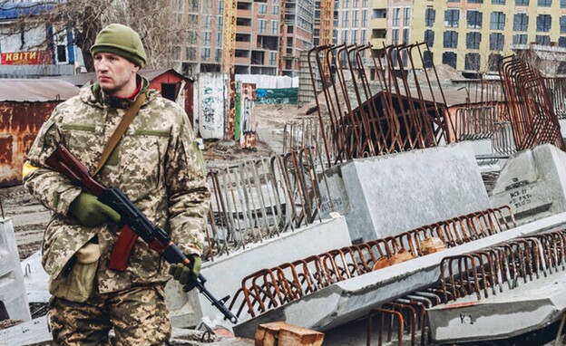 הרס באוקראינה, חייל אוקראיני (צילום: AP)