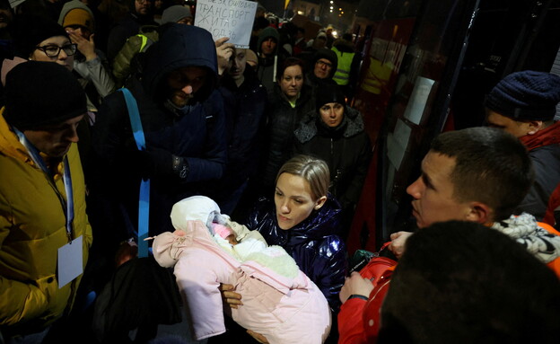 תושבי העיר פשמישל בפולין מסייעים לפליטים שהגיעו מא (צילום: רויטרס)