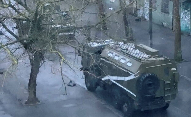 טנקים של צבא רוסיה ברחובות חרסון באוקראינה (צילום: רויטרס)