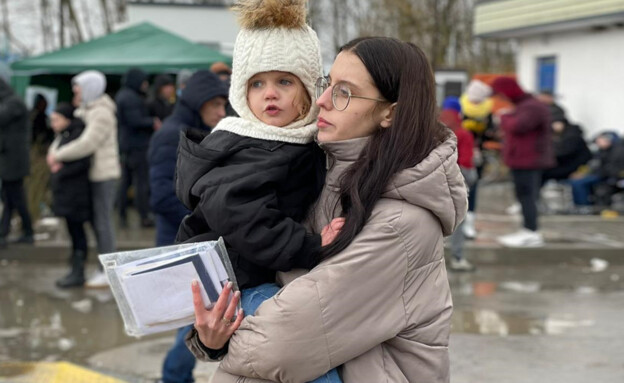 פליטים אוקראינים בגבול מולדובה (צילום: החדשות 12)