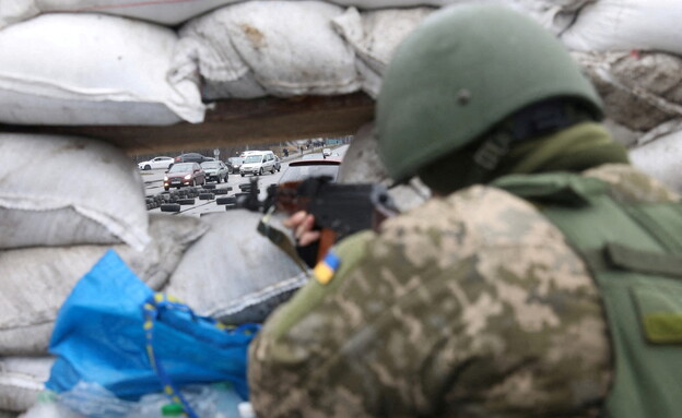 חייל ליד קייב, אוקראינה (צילום: רויטרס)