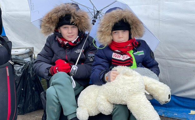 פליטים אוקראינים בגבול מולדובה (צילום: החדשות 12)