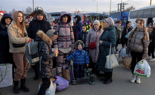 פליטים בגבול סלובקיה אוקראינה (צילום: רויטרס)