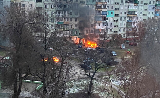 בניין נשרף במאריופול, אוקראינה (צילום: רויטרס)
