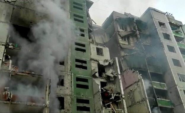 בניין נשרף בצ'רניהיב, אוקראינה (צילום: רויטרס)