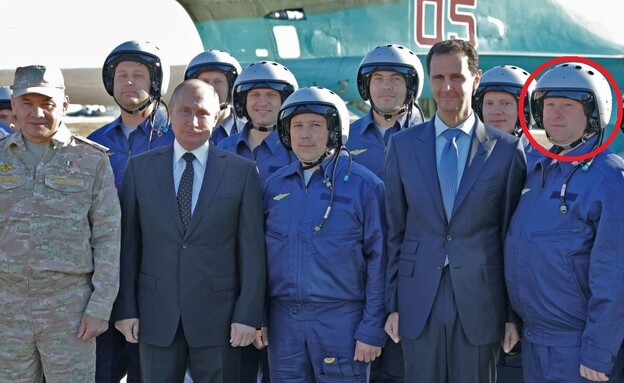 פוטין, אסד וטייסים (צילום: MIKHAIL KLIMENTYEV/AFP/GettyImages)