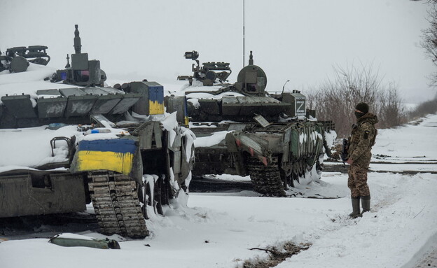 כוחות אוקראינים ליד טנקים רוסיים שנתפסו בחרקוב (צילום: רויטרס)