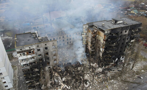 בניין מגורים שנהרס בהפגזות בבורודיאנקה (צילום: reuters)