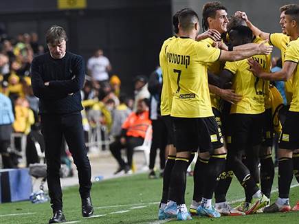 שחקני מכבי נתניה חוגגים. יכולים למצוא את עצמם במוקדמות הקונפרנס ליג (ברני ארדוב)