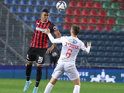 עם מעט מצבים ליד השערים (צילום: דני מרון)