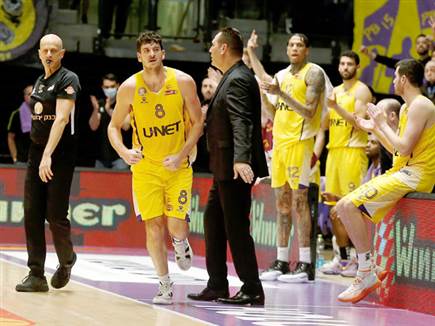 שחקני חולון וגיא גודס. משחק משכנע (אלן שיבר)