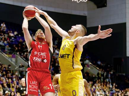 סטיב זאק שומר על וויל ריימן. הגנה טובה של חולון (אלן שיבר)