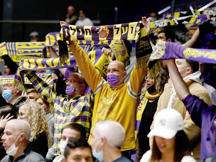 אוהדי הפועל חולון. ראו משחק טוב של קבוצתם (אלן שיבר)