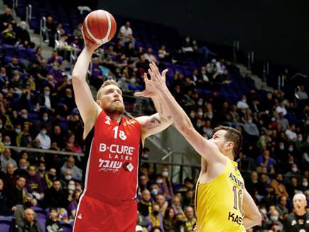 גיא פניני שומר על איגור נסטרקו (אלן שיבר)