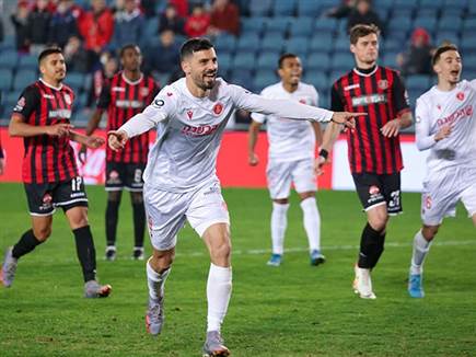 הפועל ת"א עלתה ליתרון (צילום: דני מרון)