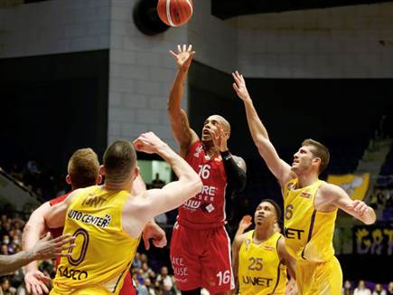 שחקני חולון סוגרים את ורגאס. המשחק בתמונה (אלן שיבר)