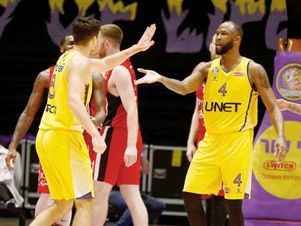 הולכים הביתה שמחים. שחקני חולון (אלן שיבר)