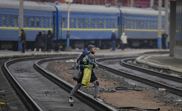 אש בתחנת הכוח הגרעינית בזפרוז'יה (צילום: AP Photo/Vadim Ghirda)