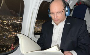 ראש הממשלה נפתלי בנט במטוס בחזרה מאירופה