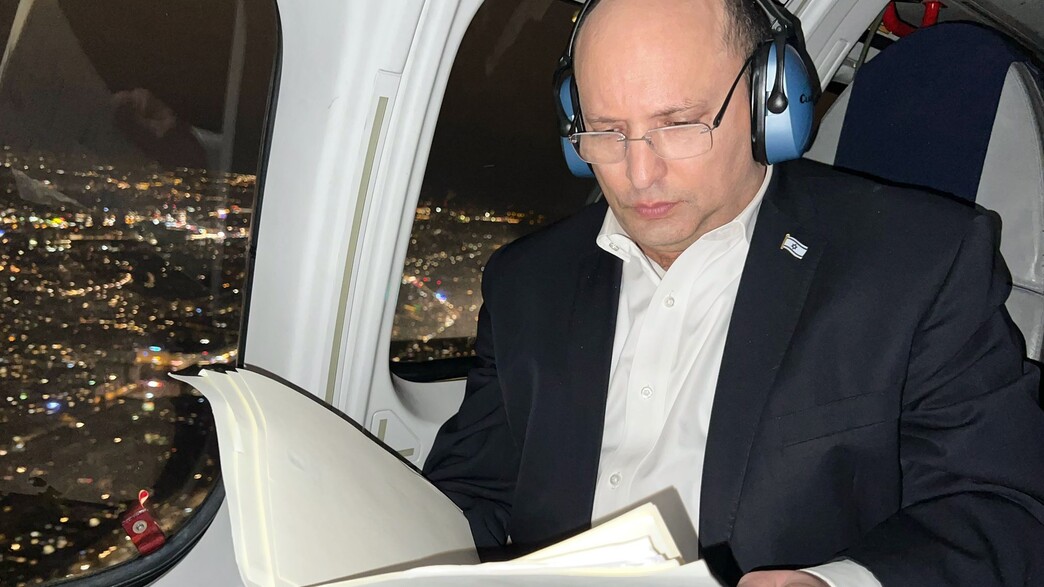 ראש הממשלה נפתלי בנט במטוס בחזרה מאירופה