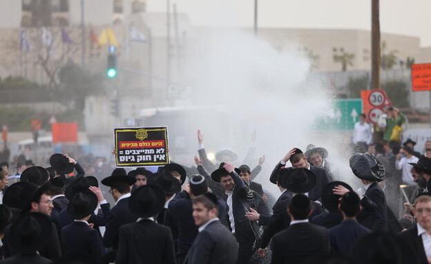 חרדים מהפלג הירושלמי הקיצוני מוחים נגד מעצר עריק (צילום: אייל מרגולין, פלאש 90)