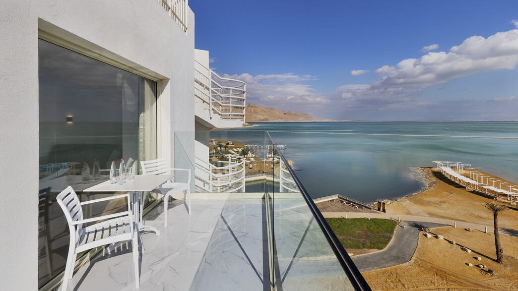 מרפסת מלון הרברט סמואל ים המלח  (צילום: אסף פינצ'וק)