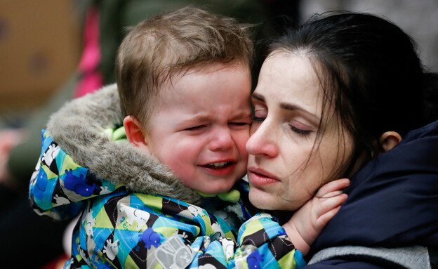 אם ובנה שנמלטו מאוקראינה, הונגריה (צילום: reuters)