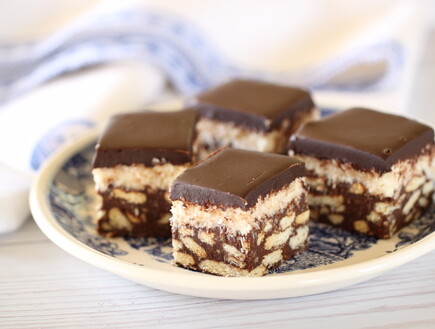 ריבועי שוקולד וקוקוס ללא אפייה - מוכנים (צילום: חן שוקרון, mako אוכל)