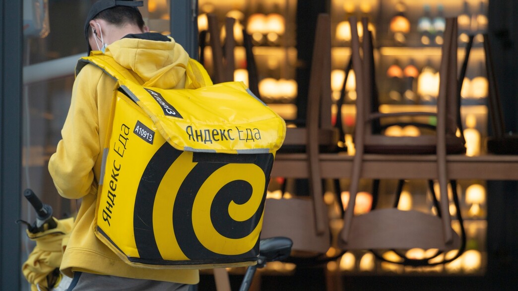 שליח של שירות משלוחי המזון של יאנדקס שליח של שירות משלוחי המזון של יאנדקס