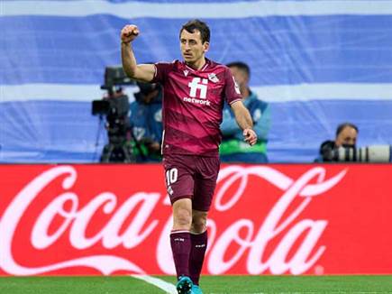 אויארסבאל חגג ראשון (GETTY)