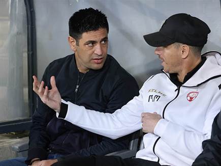 כשלצידו מאור מליקסון כעוזר מאמן (צילום: דני מרון)